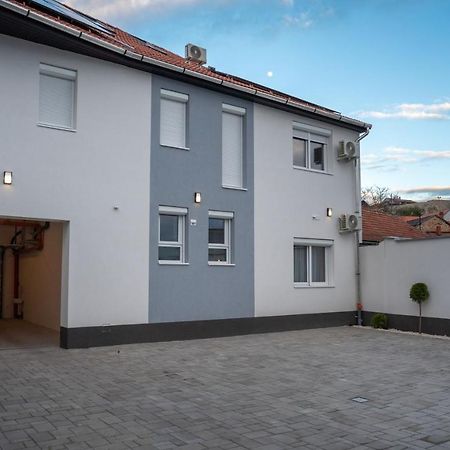 Var Apartman Eger Buitenkant foto