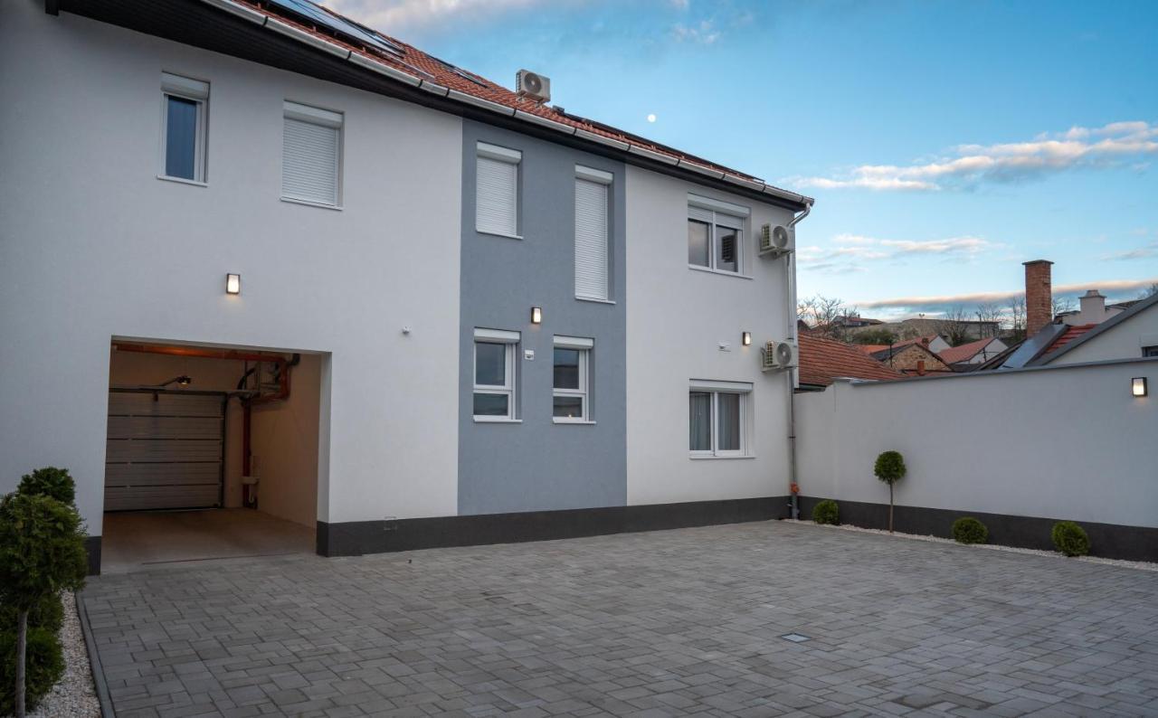 Var Apartman Eger Buitenkant foto